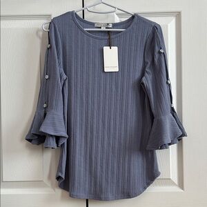 NWT, green envelope Los Angeles, women, textured shirttail hem top, bell sleeves